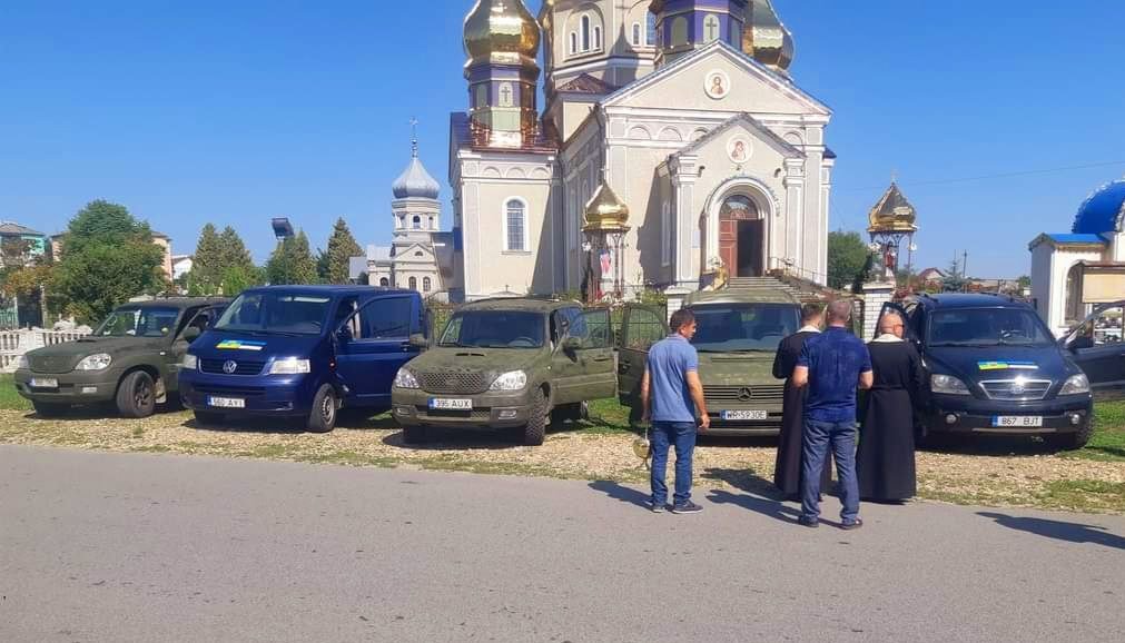 У Боднарові під Калушем освятили п’ять авто, які відправляють захисникам на передову