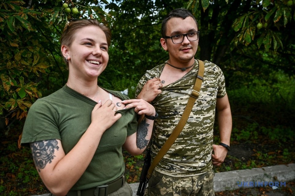 Разом - зі школи: на Запоріжжі в теробороні служить наймолодше подружжя з Франківщини