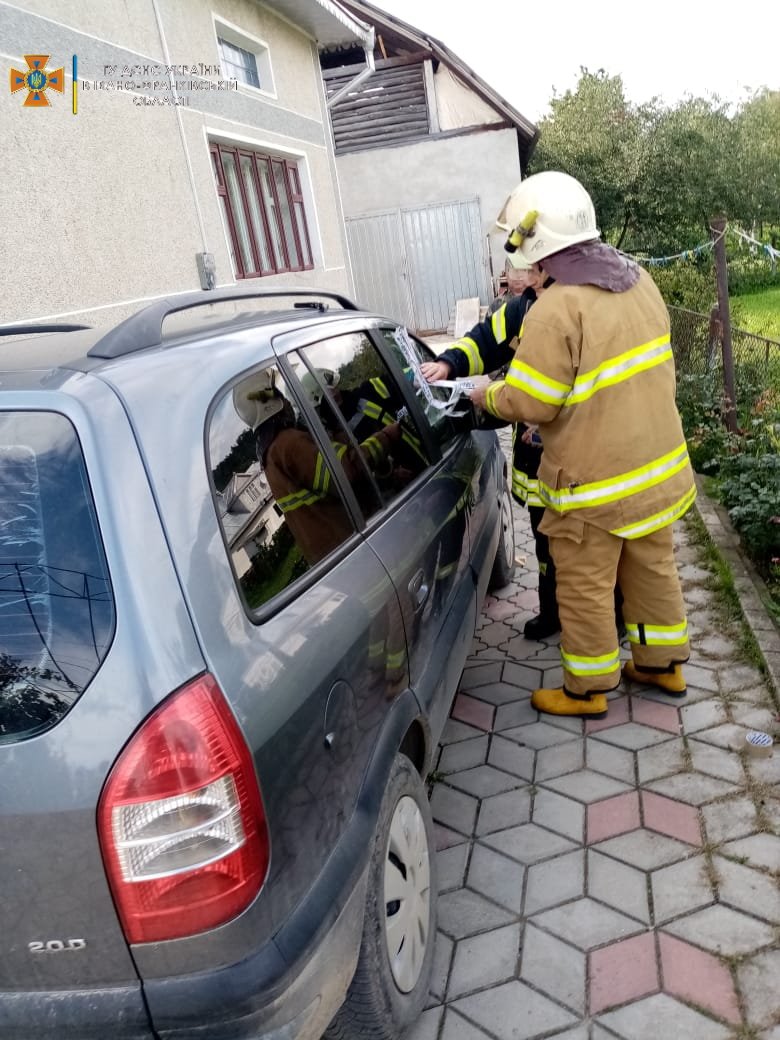 Рятувальники визволили 2-річну дитину з зачиненого автомобіля  в Косівському району