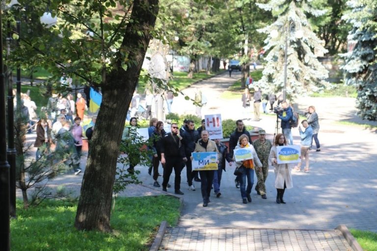 "Маріуполь - це Україна": у Франківську переселенці з окупованого міста вийшли проти фіктивного референдуму рф