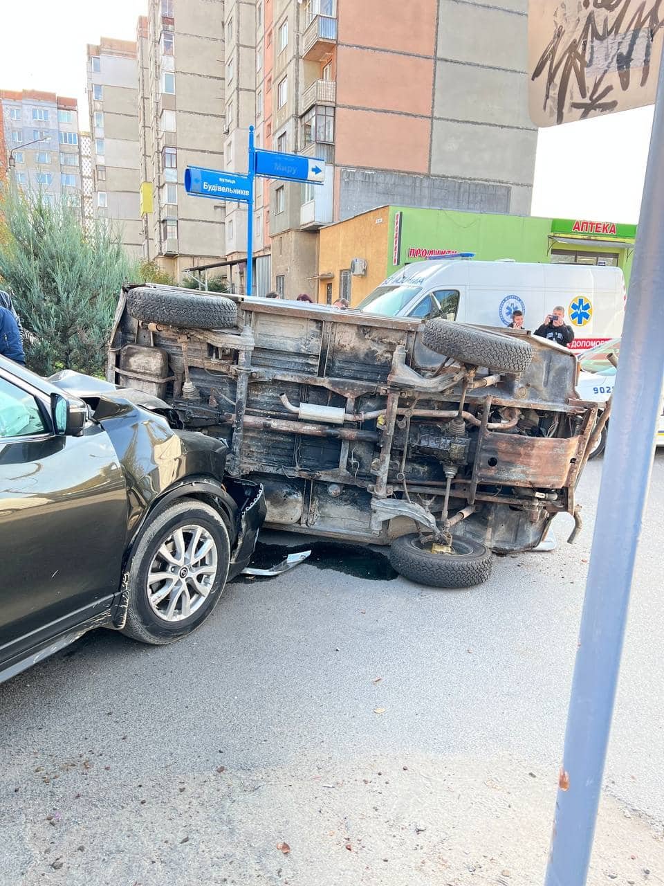 У Франківську водій Nissan перекинув припаркований ЛуАЗ та збив самокатчика