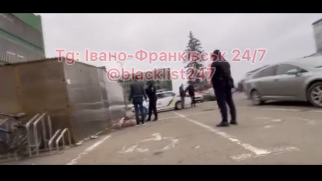 В Івано-Франківську на парковці знайшли тіло чоловіка 