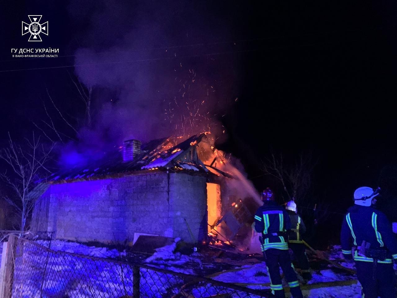 Двоє людей загинули у нічній пожежі будинку під Яремче