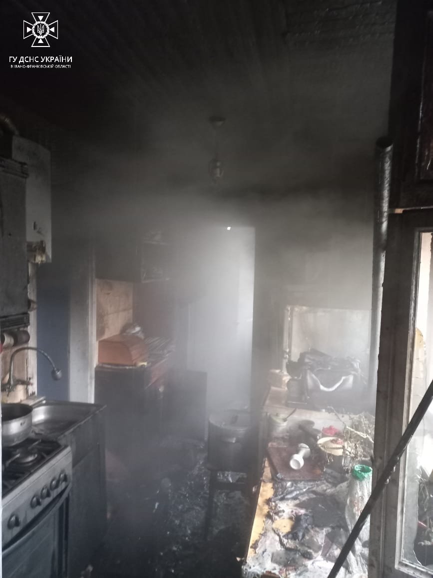 Під Богородчанами горів будинок, травмувалася жінка
