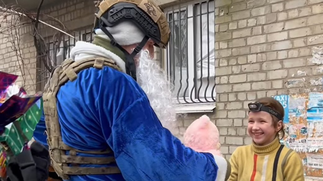 У Бахмуті святий Миколай роздав дітям подарунки, які допомагали збирати на Франківщині
