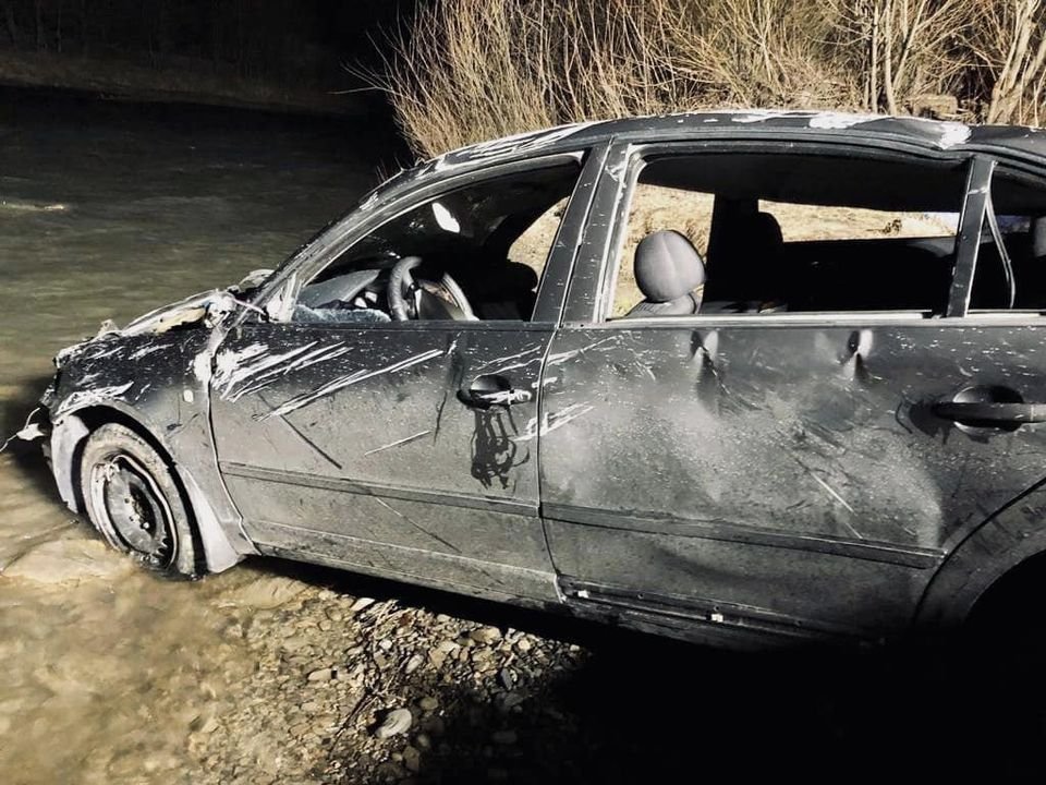 У Верховині автомобіль злетів у річку та перекинувся на дах – водій загинув