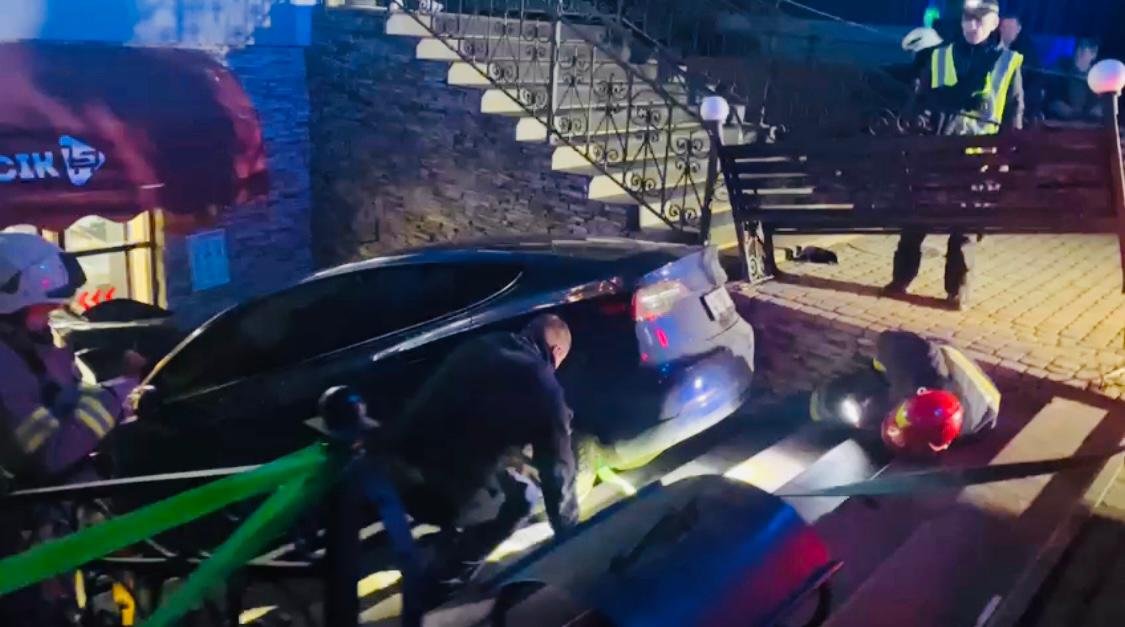 У Коломиї водійка Tesla паркувалася і збила двох пішоходів: загинула 38-річна жінка