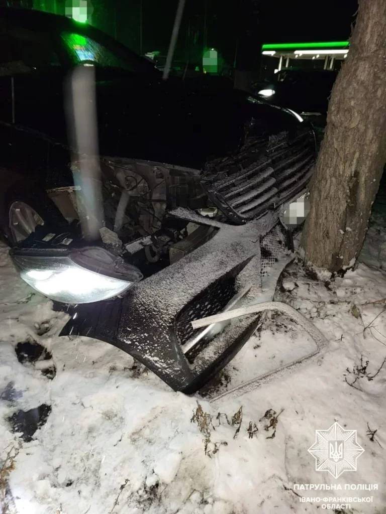 У Франківську п'яна водійка Mercedes-Benz в'їхала у дерево