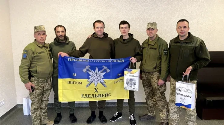 З полону повернулися троє захисників з Прикарпаття, серед них - бійці 