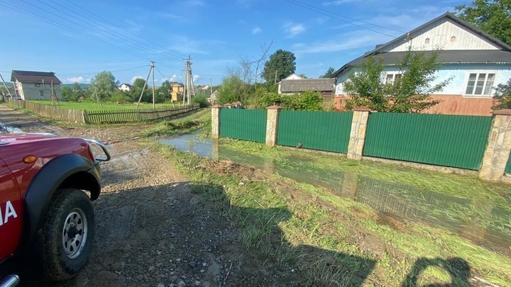 Рятувальники відкачують воду з криниць та підвалів. У Надвірнянській громаді на Франківщині підтопило 15 приватних угідь