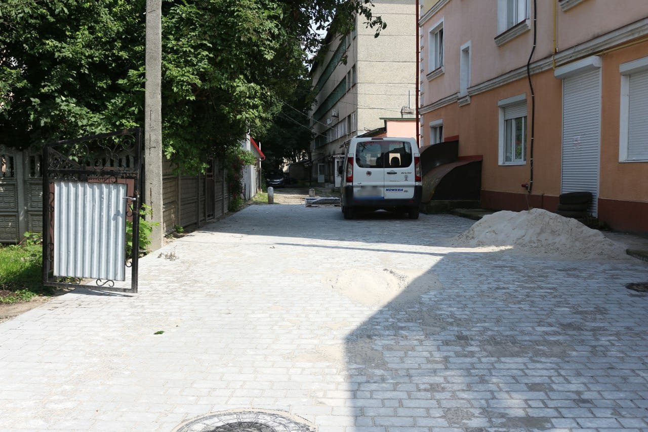 У Коломиї триває оновлення тротуарів 