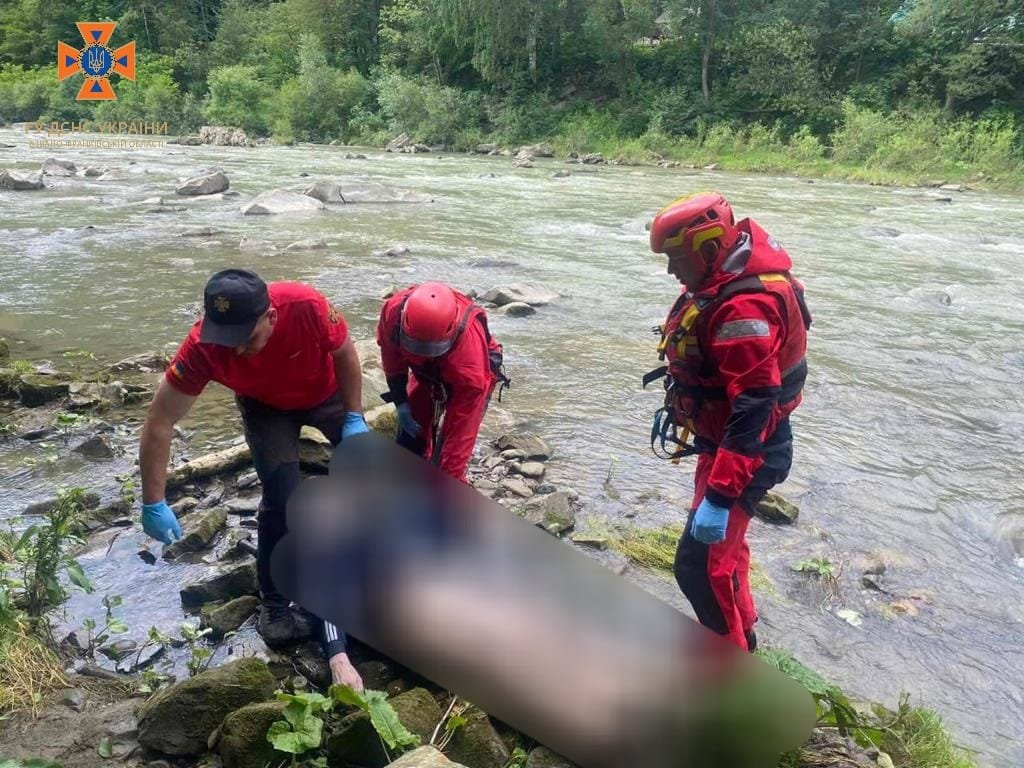 В Яремче рятувальники витягнули з річки тіло чоловіка