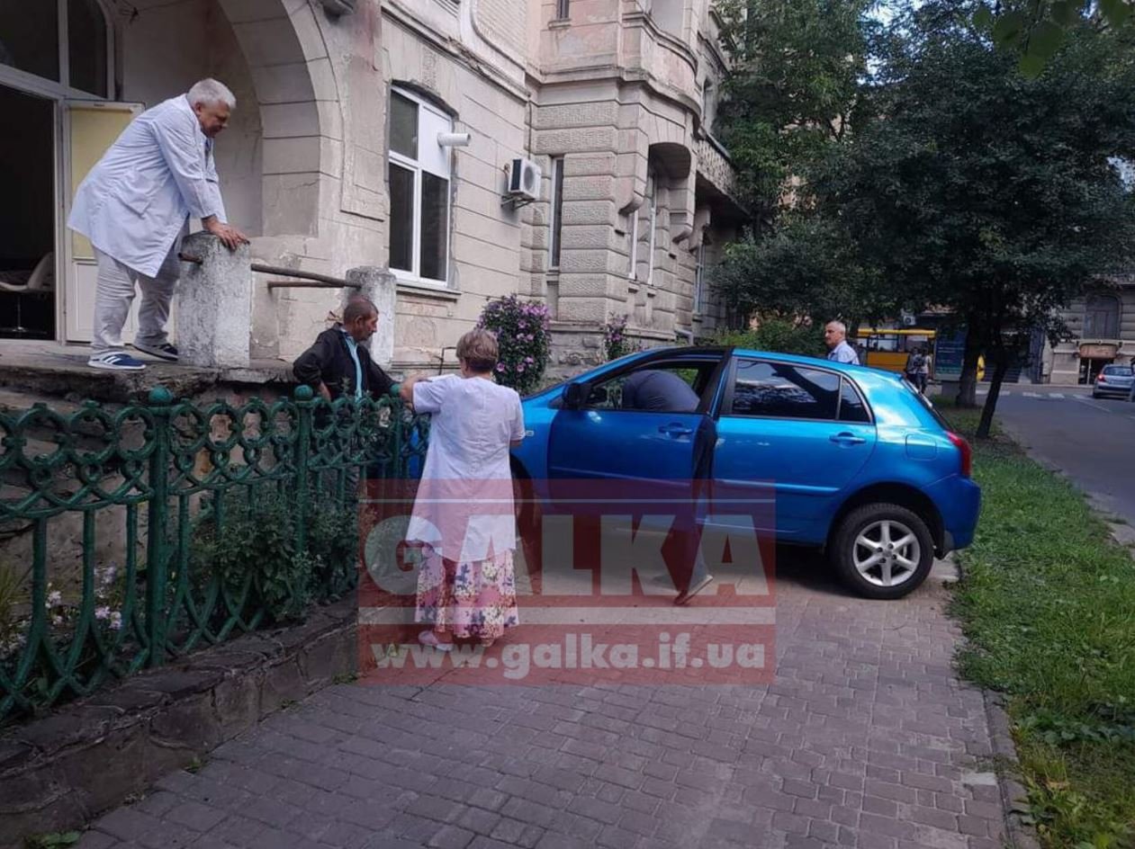 На Короля Данила “Тойота” протаранила паркан шкірвендиспансеру