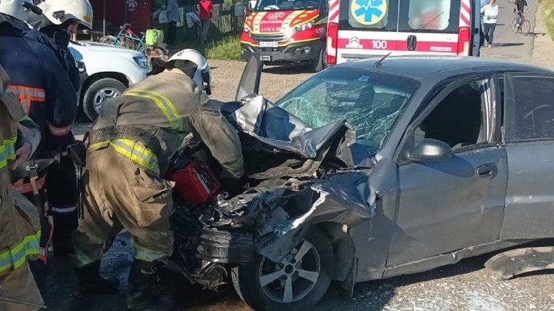На Івано-Франківщині легковий автомобіль потрапив під потяг: травмувалася жінка