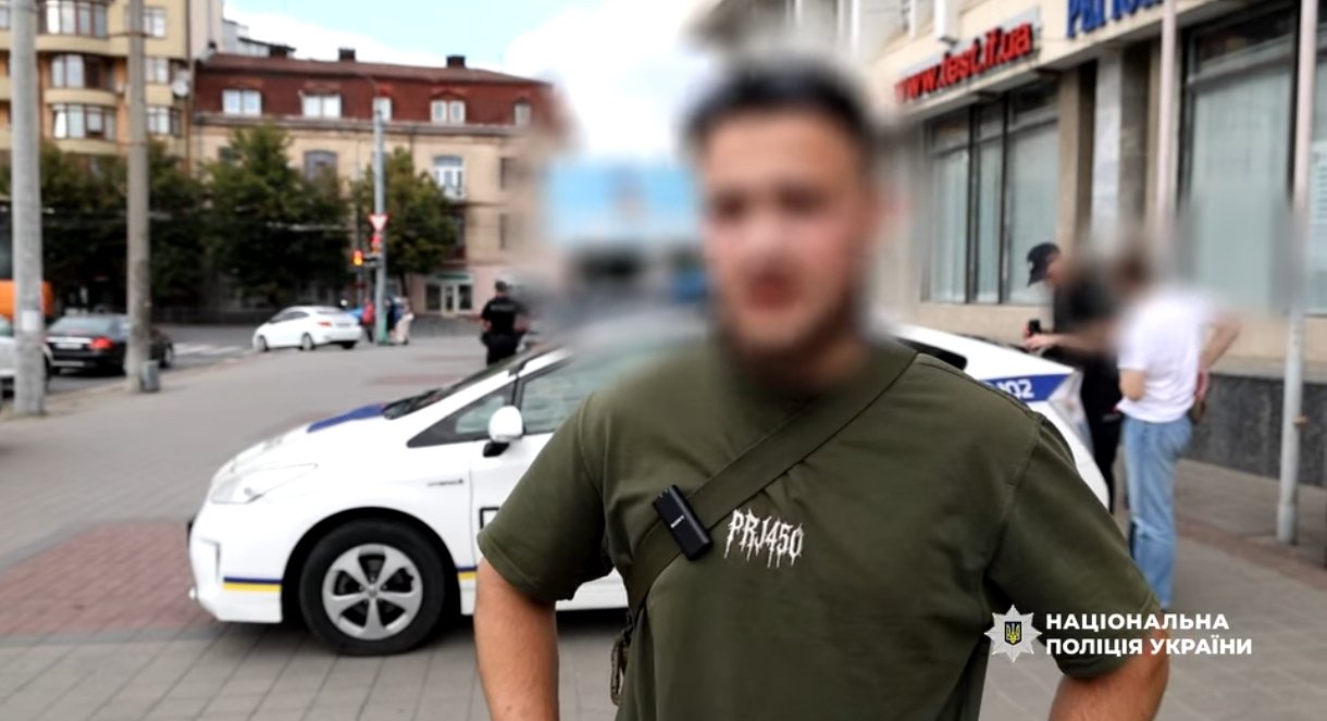 Затримання хлопців, які демонстрували макет зброї з вікна авто в Івано-Франківську