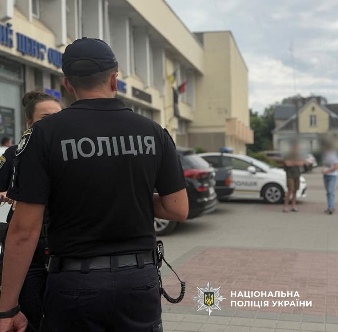 Затримання хлопців, які демонстрували макет зброї з вікна авто в Івано-Франківську