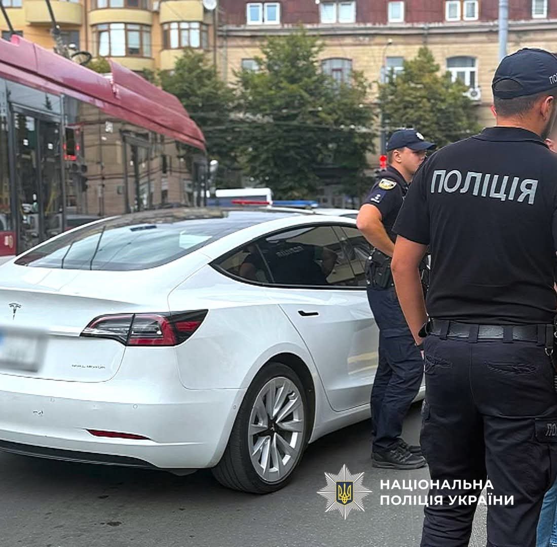 Затримання хлопців, які демонстрували макет зброї з вікна авто в Івано-Франківську