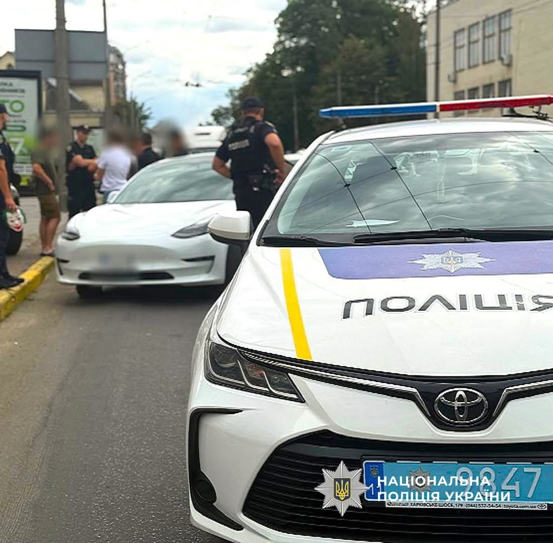 Затримання хлопців, які демонстрували макет зброї з вікна авто в Івано-Франківську
