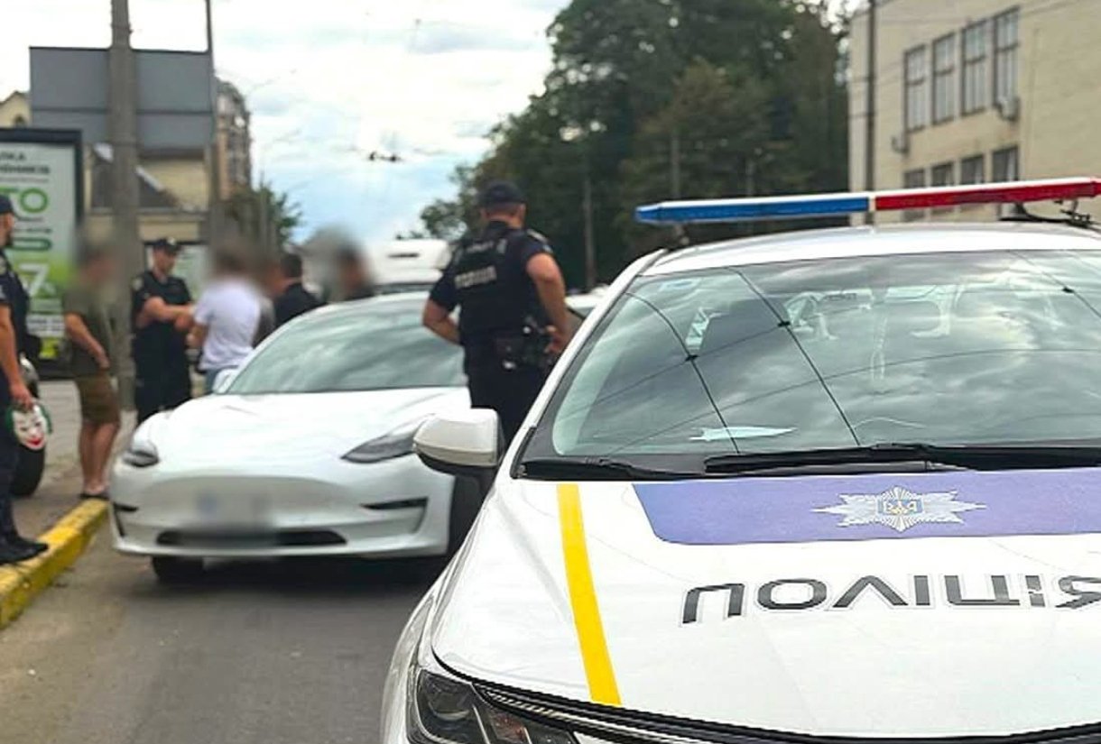 Затримання хлопців, які демонстрували макет зброї з вікна авто в Івано-Франківську