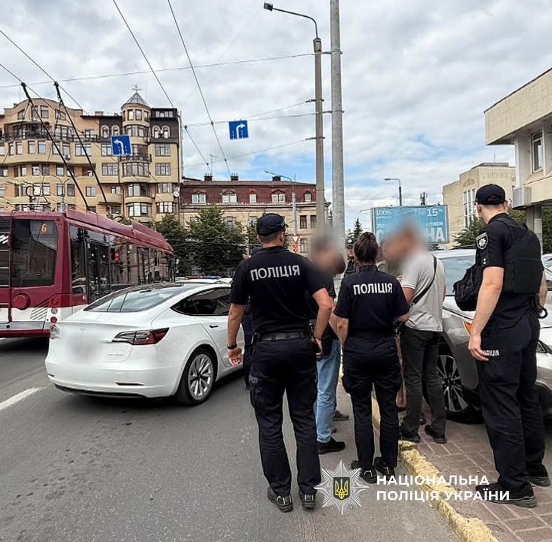 Затримання хлопців, які демонстрували макет зброї з вікна авто в Івано-Франківську