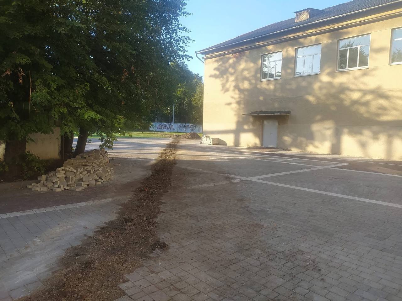 Заміна труби і зірвана бруківка в ліцеї #11 Івано-Франківська Заміна труби і зірвана бруківка в ліцеї #11 Івано-Франківська