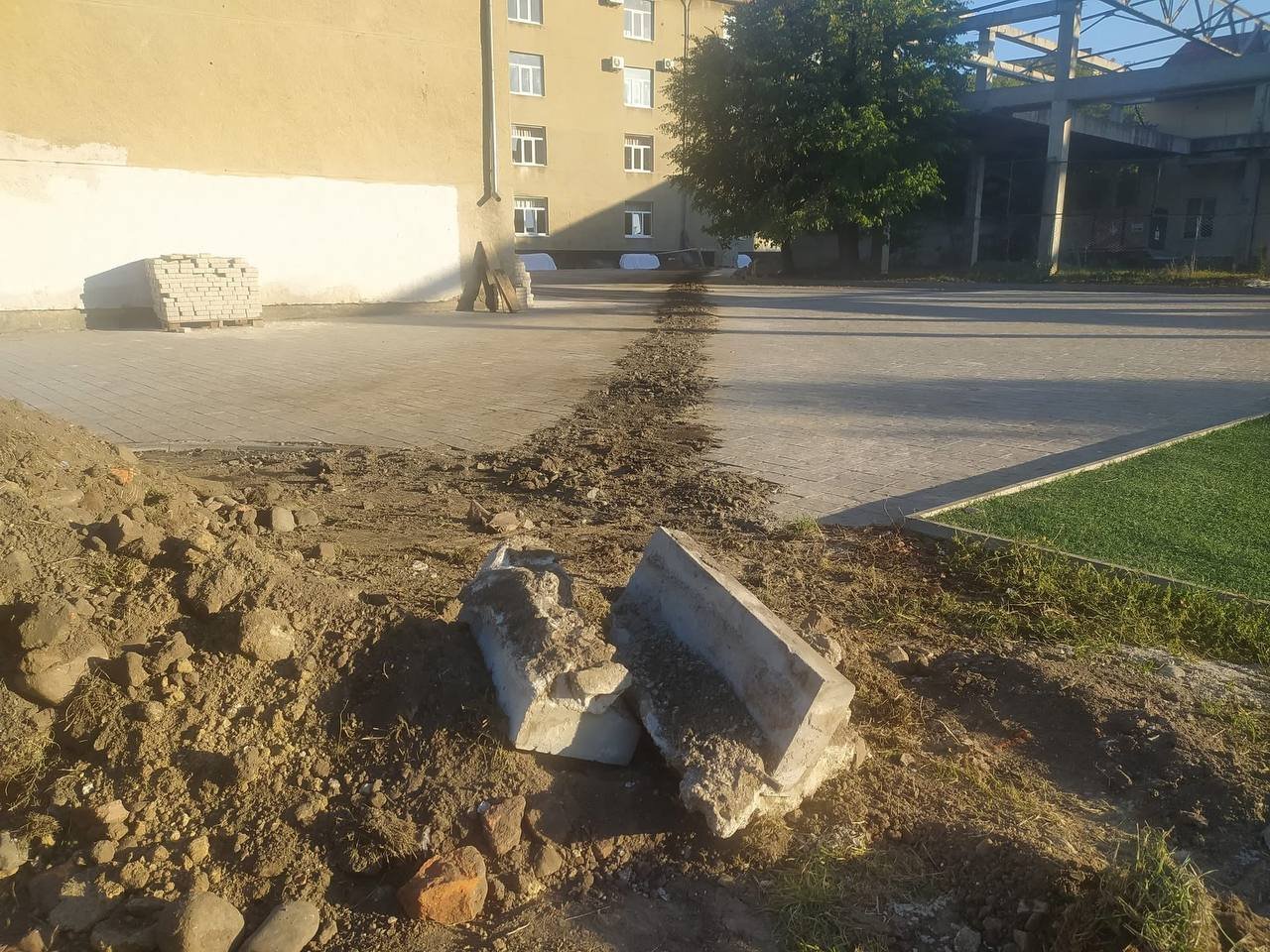 Заміна труби і зірвана бруківка в ліцеї #11 Івано-Франківська Заміна труби і зірвана бруківка в ліцеї #11 Івано-Франківська