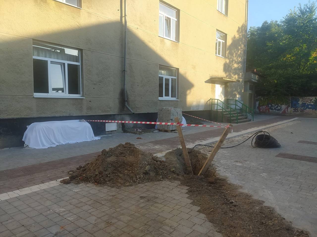 Заміна труби і зірвана бруківка в ліцеї #11 Івано-Франківська Заміна труби і зірвана бруківка в ліцеї #11 Івано-Франківська