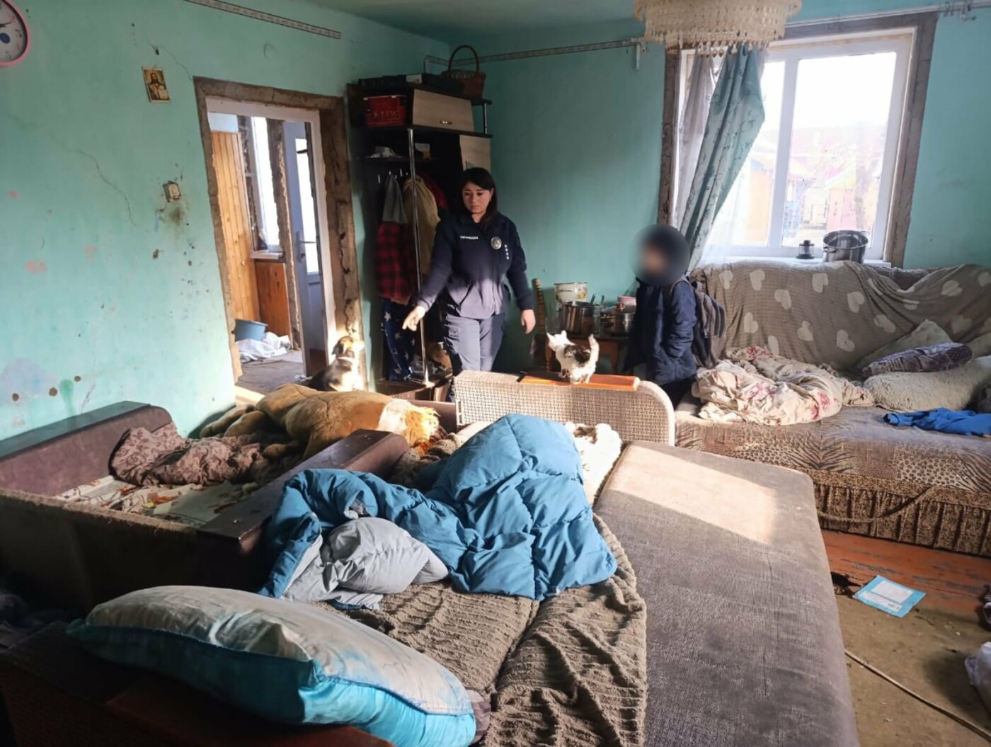 Мама залишила дітей на Прикарпатті без засобів для існування