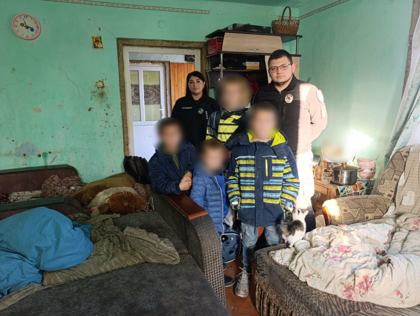 Мама залишила дітей на Прикарпатті без засобів для існування