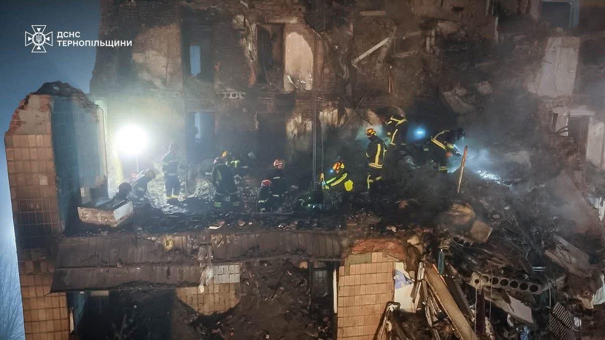 Розбір завалів багатоповерхівки в Тернополі після ракетного удару