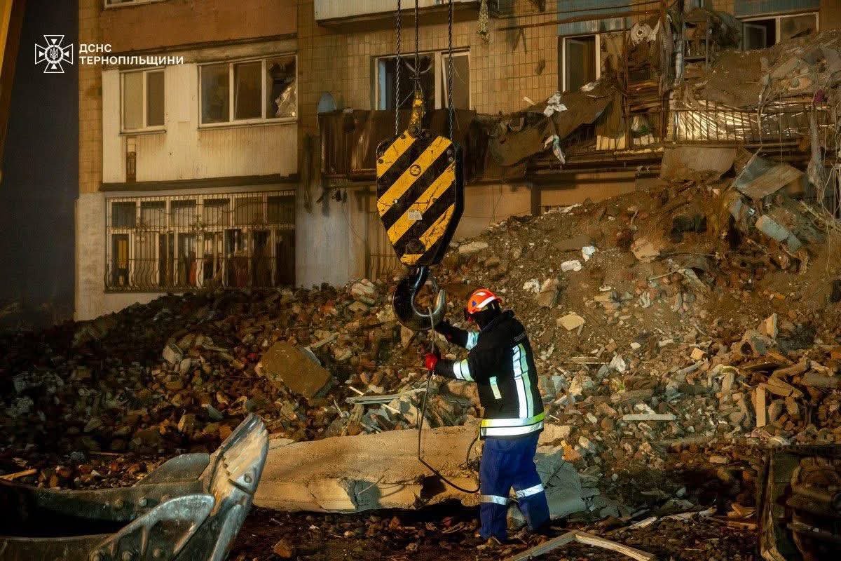 Розбір завалів багатоповерхівки в Тернополі після ракетного удару