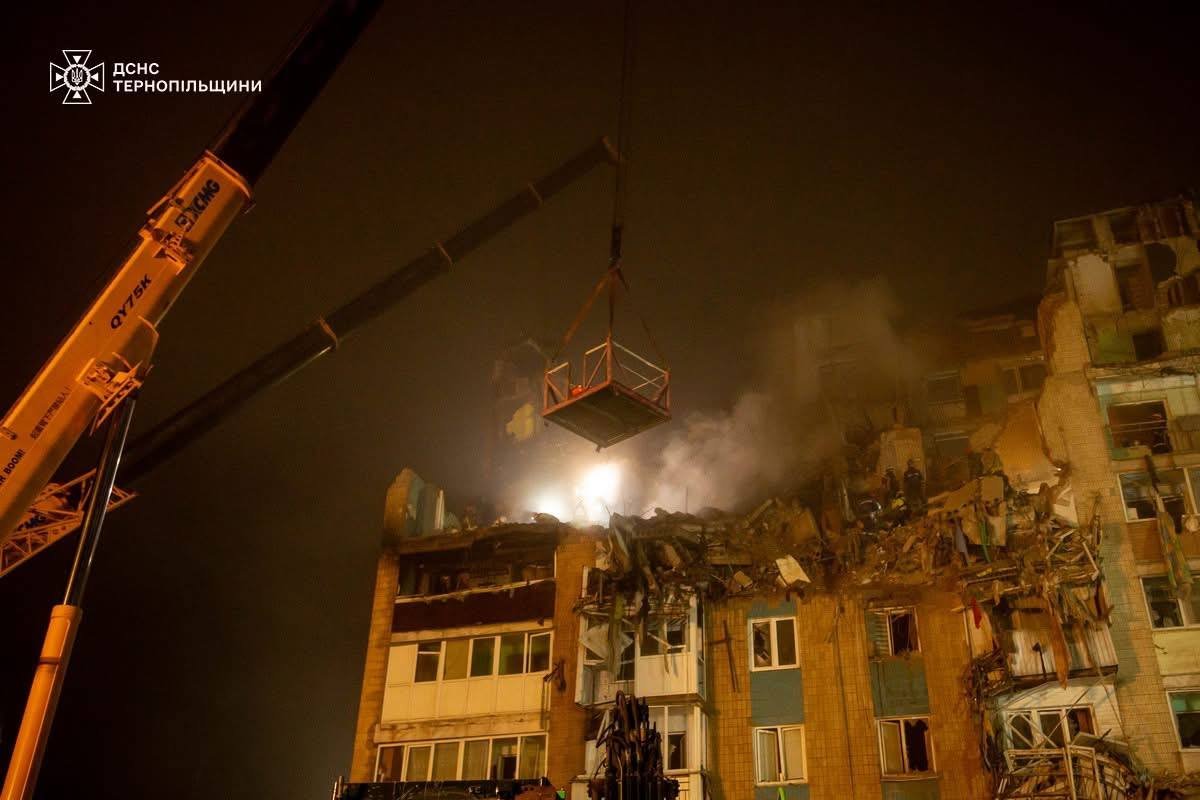 Розбір завалів багатоповерхівки в Тернополі після ракетного удару