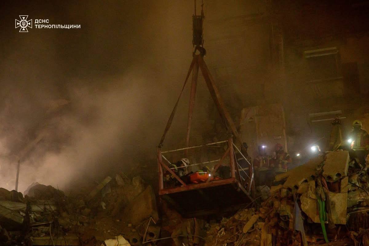 Розбір завалів багатоповерхівки в Тернополі після ракетного удару