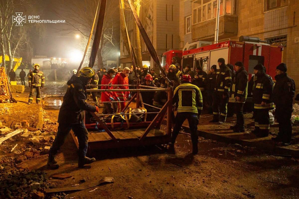 Розбір завалів багатоповерхівки в Тернополі після ракетного удару