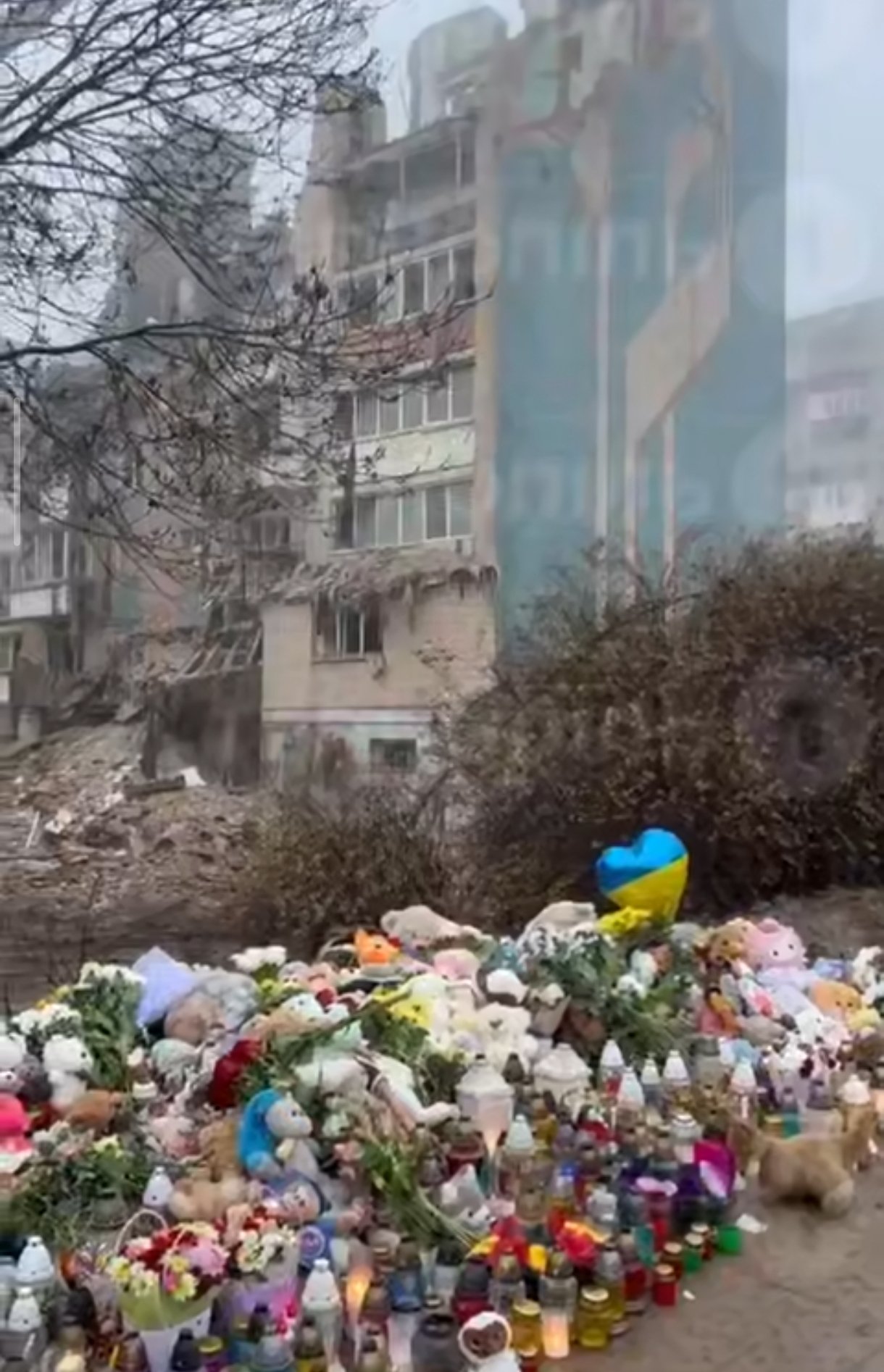 Лампадки та іграшки на місці влучання ракети по багатоповерхівці в Тернополі
