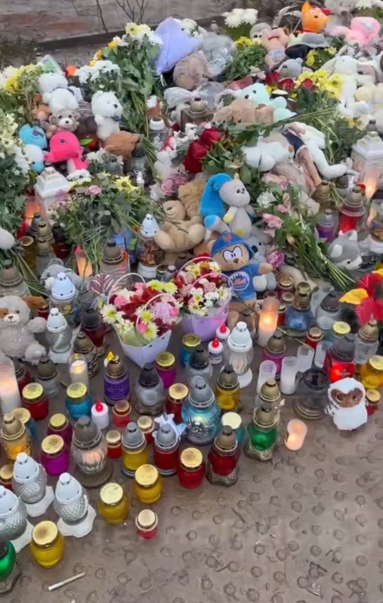 Лампадки та іграшки на місці влучання ракети по багатоповерхівці в Тернополі