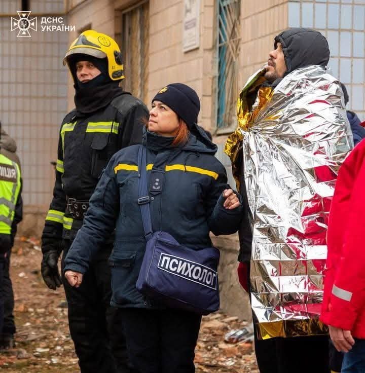 Чоловік чекає поки знайдуть його дружину і дітей на руїнах будинку в Тернополі