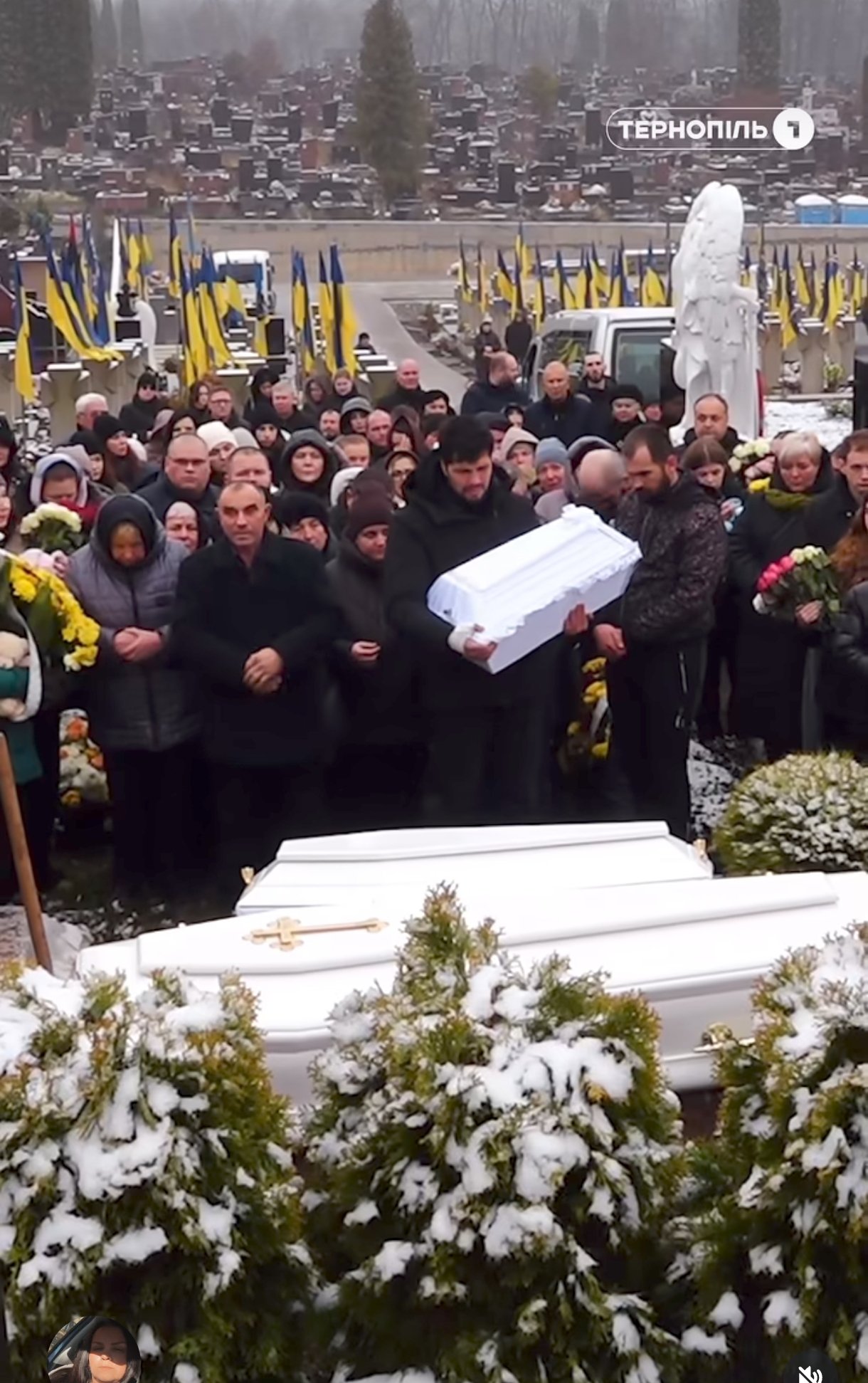 Похорони матері і двох маленьких дітей, які загинули через влучання ракети в Тернополі