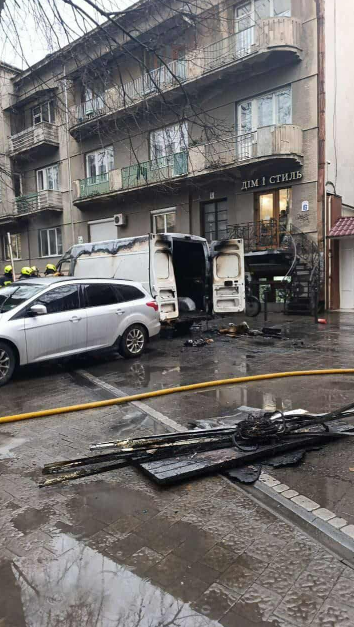 У Франківську згорів бус