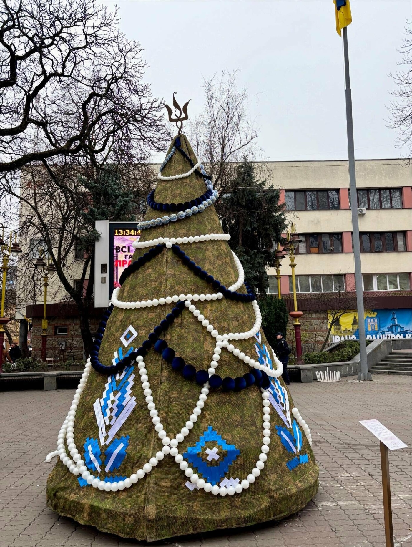 Піксельна ялинка в Івано-Франківську