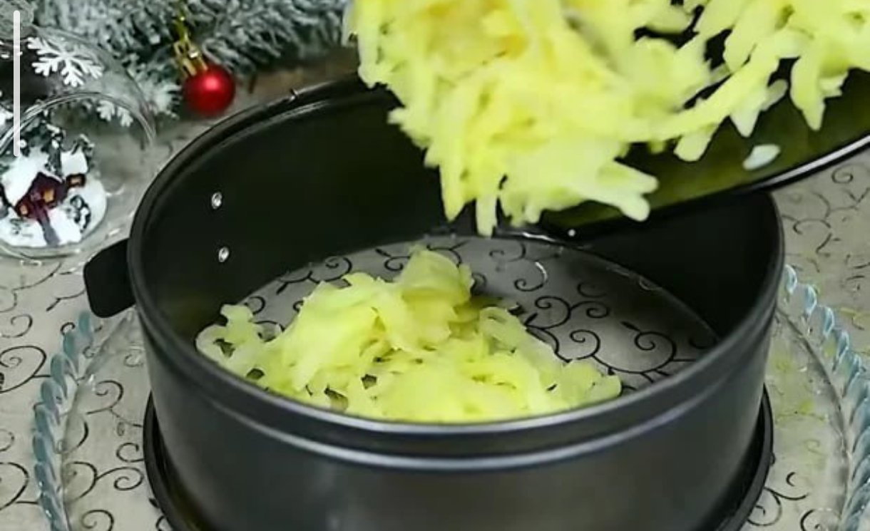 Крок 2 - натирання і викладання картоплі