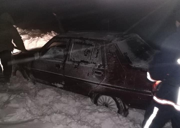 Пасажирський автобус з дітьми рятувальники витягли зі снігового зам... Пасажирський автобус з дітьми рятувальники витягли зі снігового замету, Любомир Демчук