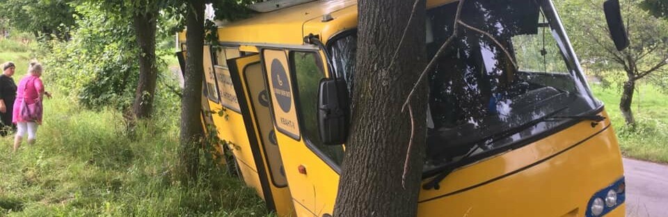 У Коломиї автобус з’їхав у кювет та врізався в дерево. ФОТО У Коломиї автобус з’їхав у кювет та врізався в дерево. ФОТО, pressman