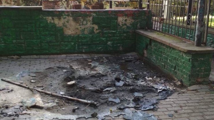 У Меморіальному сквері невідомі спалили біотуалет У Меморіальному сквері невідомі спалили біотуалет, pressman