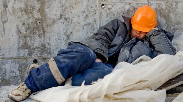 Ви там не здуріли? Змушуєте кидати сім’ї, а потім збиваєте бабки. З... Ви там не здуріли? Змушуєте кидати сім’ї, а потім збиваєте бабки. Заробітчанин підірвав Мережу, pressman