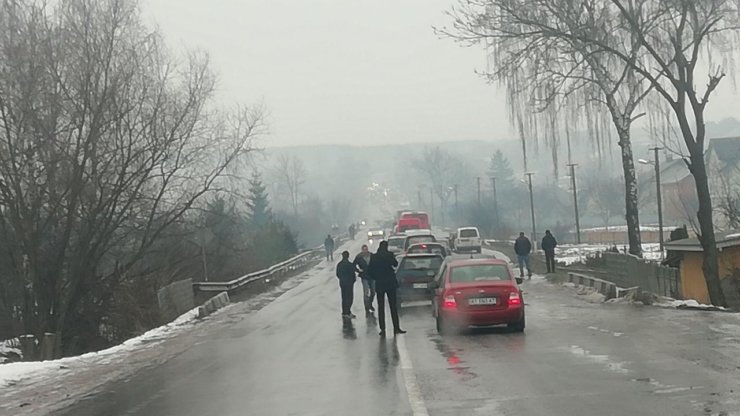 Через ожеледицю на трасах Прикарпаття зупинились сотні машин - полі... Через ожеледицю на трасах Прикарпаття зупинились сотні машин - поліція радить утриматись від поїздок, pressman