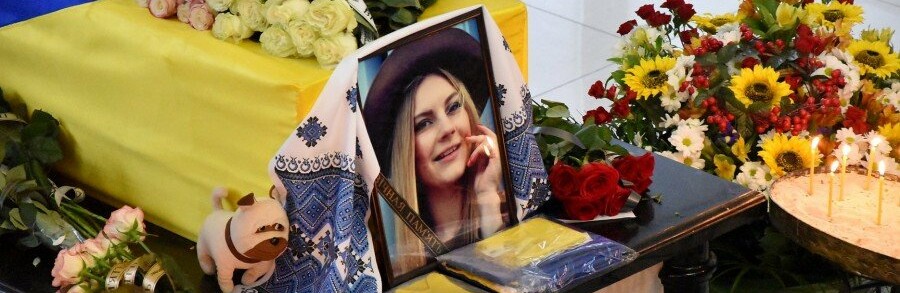 В Івано-Франківську прощаються з бортпровідницею, котра загинула в... В Івано-Франківську прощаються з бортпровідницею, котра загинула в авіакатастрофі в Тегерані. ВІДЕО