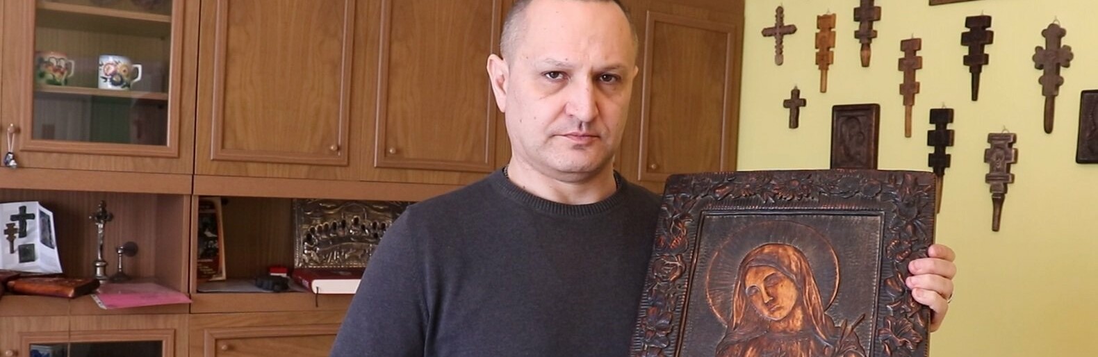 Майстер-колекціонер із Косова реставрує давні гуцульські хрести та... Майстер-колекціонер із Косова реставрує давні гуцульські хрести та ікони, pressman