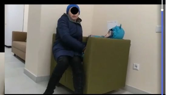 Жебрачка видурює гроші в прикарпатців, прикриваючись дитиною Жебрачка видурює гроші в прикарпатців, прикриваючись дитиною