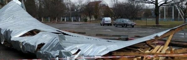 У франківському ліцеї вітер зніс частину даху (фото) У франківському ліцеї вітер зніс частину даху (фото)